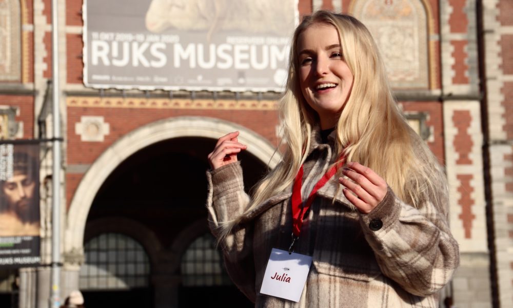 Julia von Amsterdamliebe vor dem Rijksmuseum