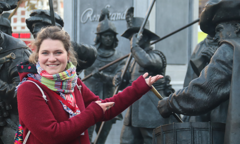 Stadtführerin Vera von Amsterdamliebe vor dem Rembrandt Monument