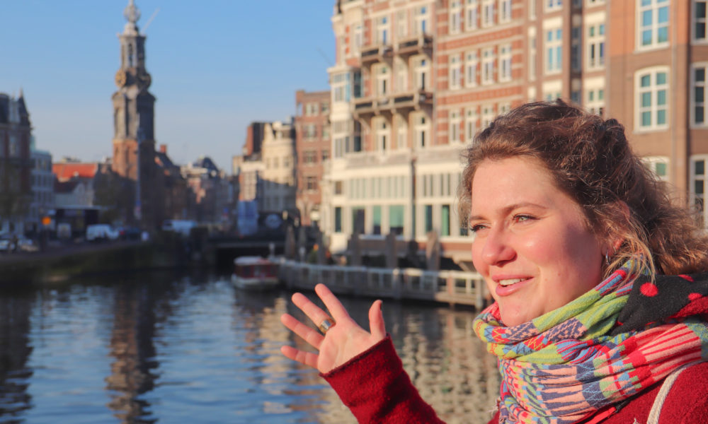 Tourguide erklärt während der Amsterdamliebe Rembrandttour etwas