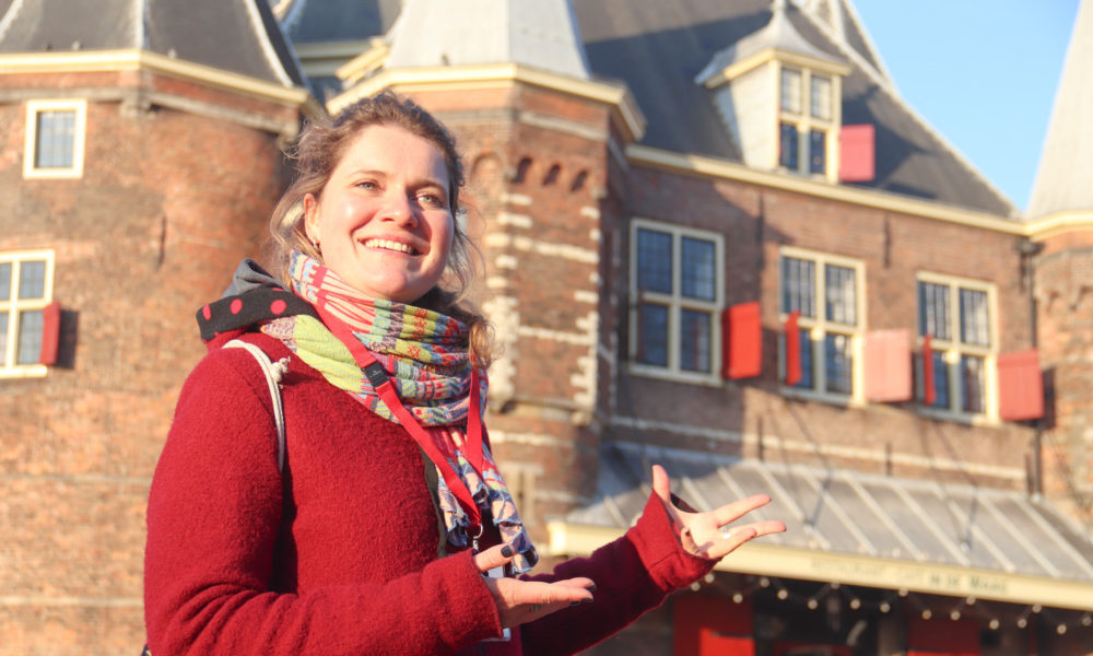 Stadtführerin steht vor einem Restaurant