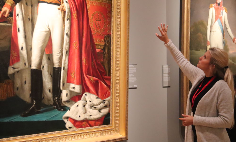 Tourguide von Amsterdamliebe erklärt ein Gemälde von einem Adligen im Rijksmuseum