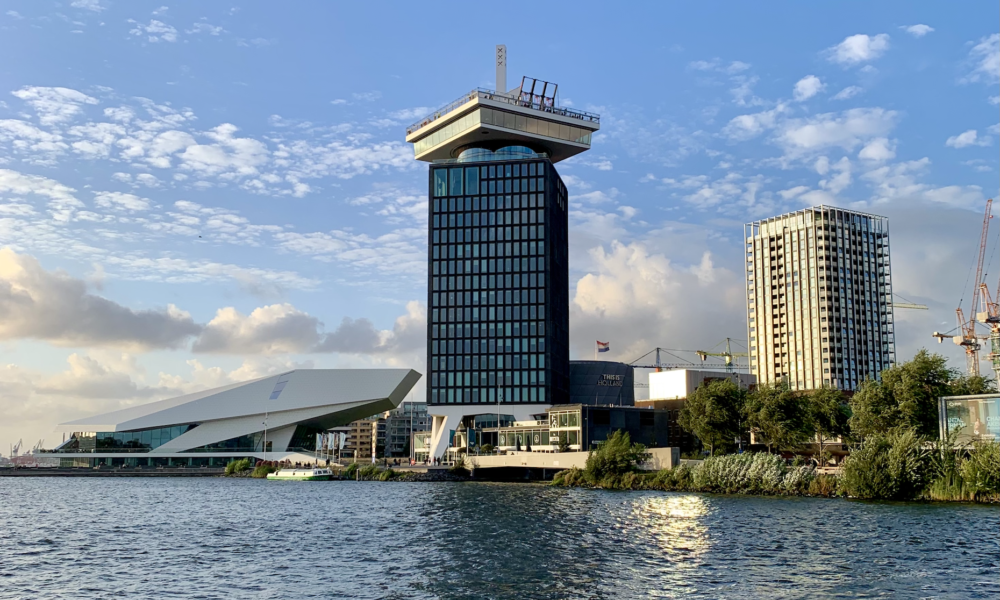 Blick auf den A'DAM Lookout Turm und dem Eye Film Museum vom Wasser aus