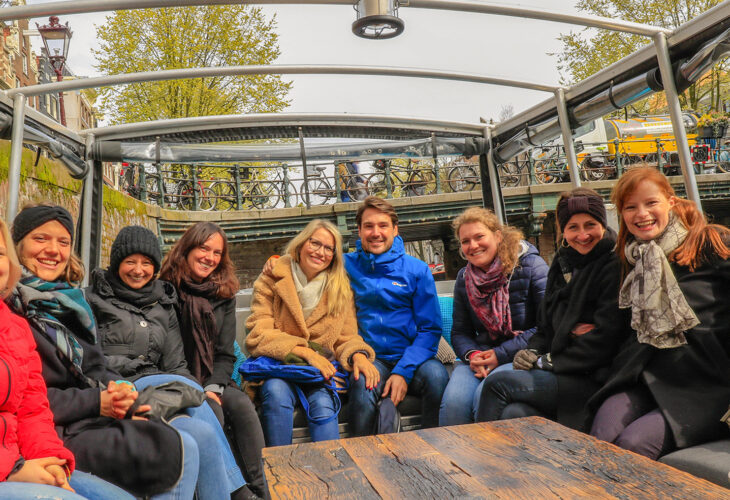 Amsterdamliebe Team macht eine Grachtenfahrt