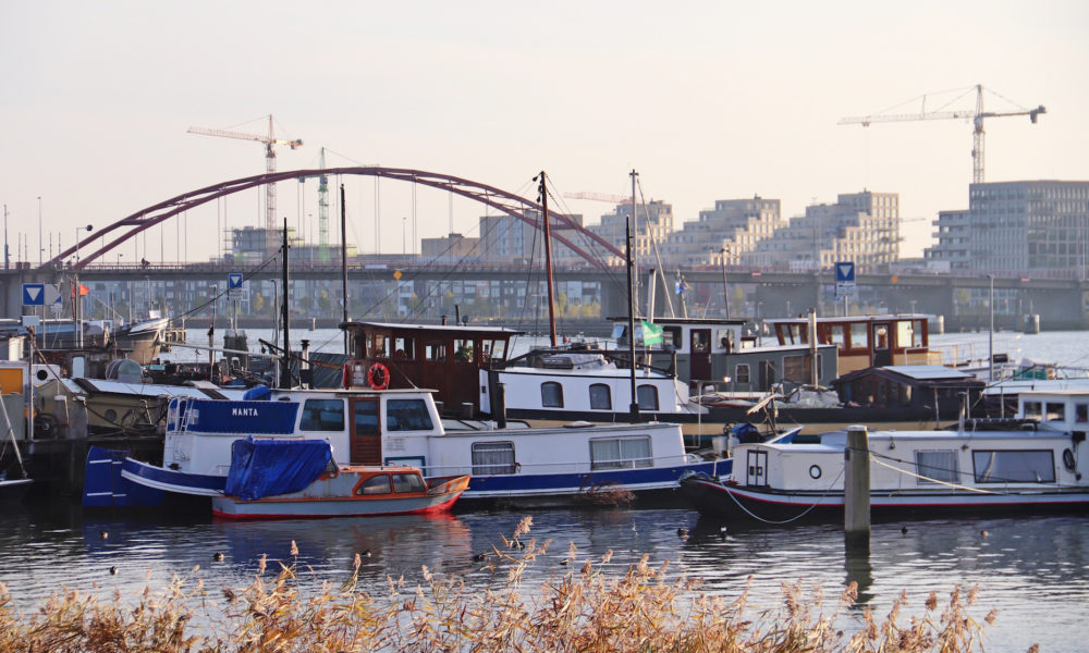 Boote am Hafen von Amsterdam Noord