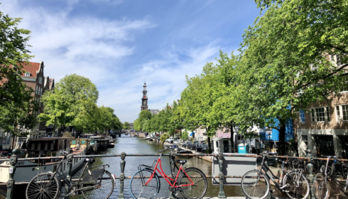 Blick auf die Westerkerk vom Jordaan während der Amsterdamliebe Jordaan-Tour