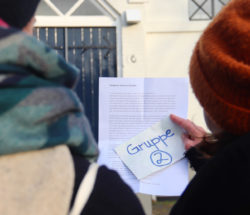Hand holding a tourist map and brochure. A great guide for your Amsterdam city trip.
