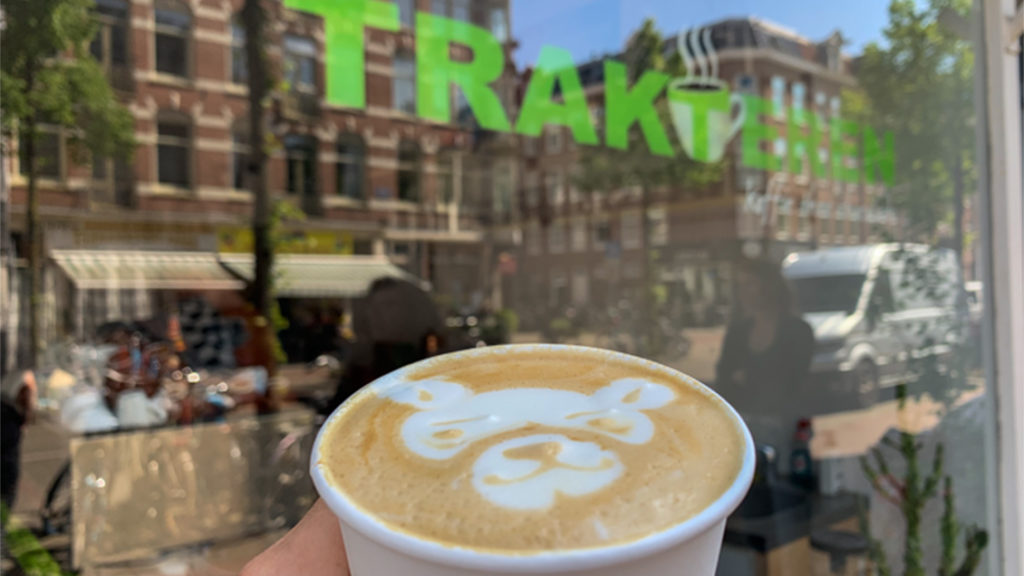 Bei Trakteren gibt's sogar einen kleines Bärchen-Motiv in den Kaffee.
