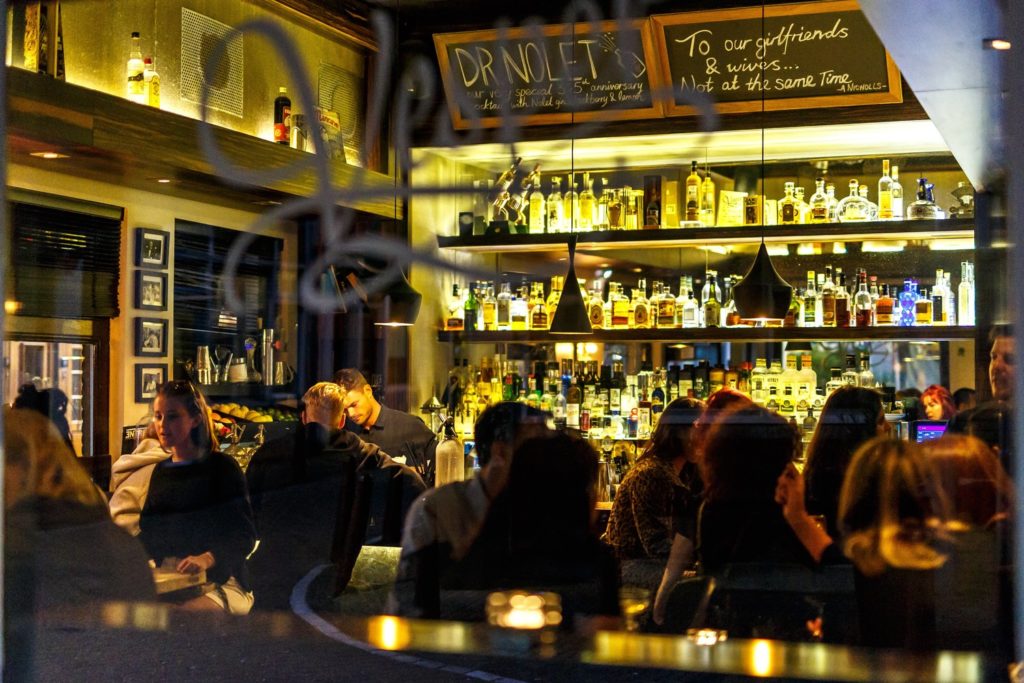 Eine gemütliche Atmosphäre und leckere Cocktails - das gibt es hier in der Vesper Bar in Amsterdam.