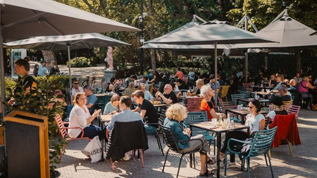Vondelpark3 - die große Terrasse lädt zum Verweilen im Vondelpark in Amsterdam ein.