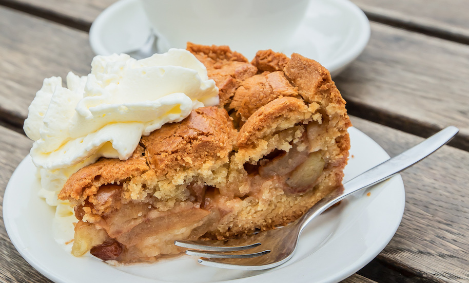 Der saftige Apfelkuchen mit Sahne von Café Winkel 43 ist einer der besten Kuchen in Amsterdam.
