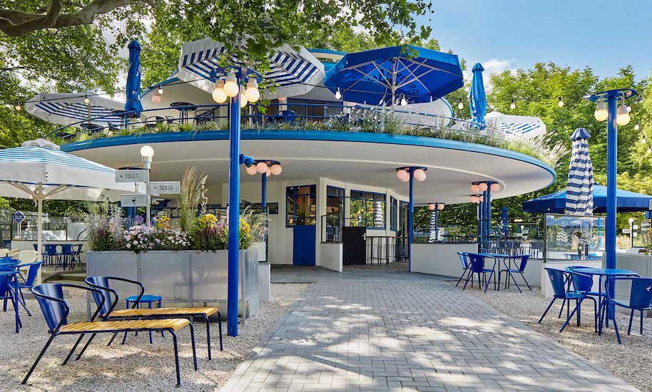 Leeres blau weisse Proeflokaal 't Blauwe Theehuis im Vondelpark