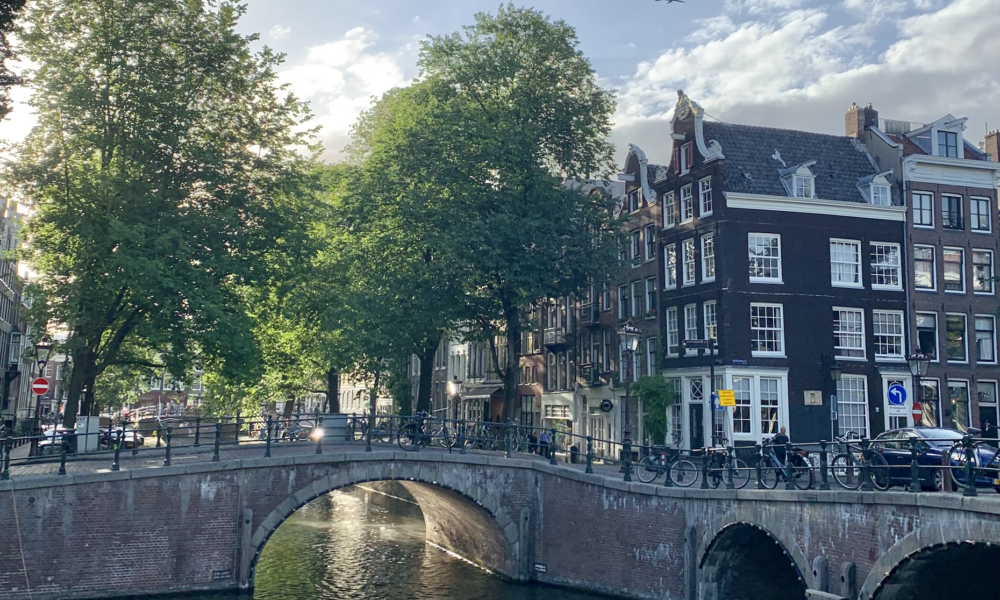 Sommerliches Amsterdam mit Blick auf einer schönen Grachten mit Grachtenhäuschen