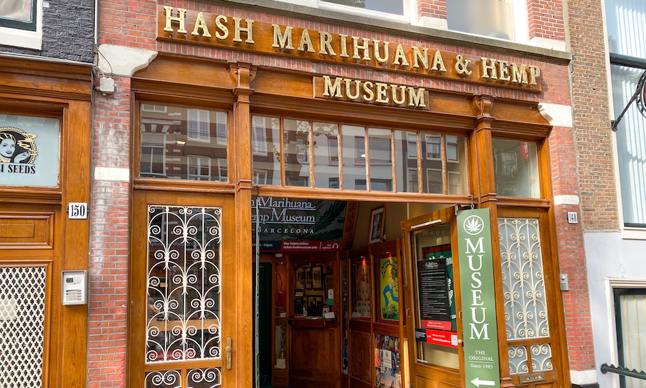Hash Marihuana und Hemp Museum in Amsterdam mit Holzeingang.