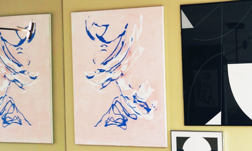 Conscious Kunstbilder auf einer gelben Wand