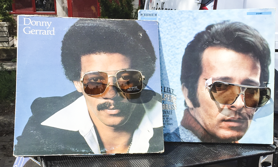 Sonnenbrillen präsentiert in Bildern von Männern im Retrolook