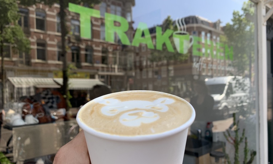 Ein to-go Kaffee mit Bärchenmuster vor dem Trakteren Café