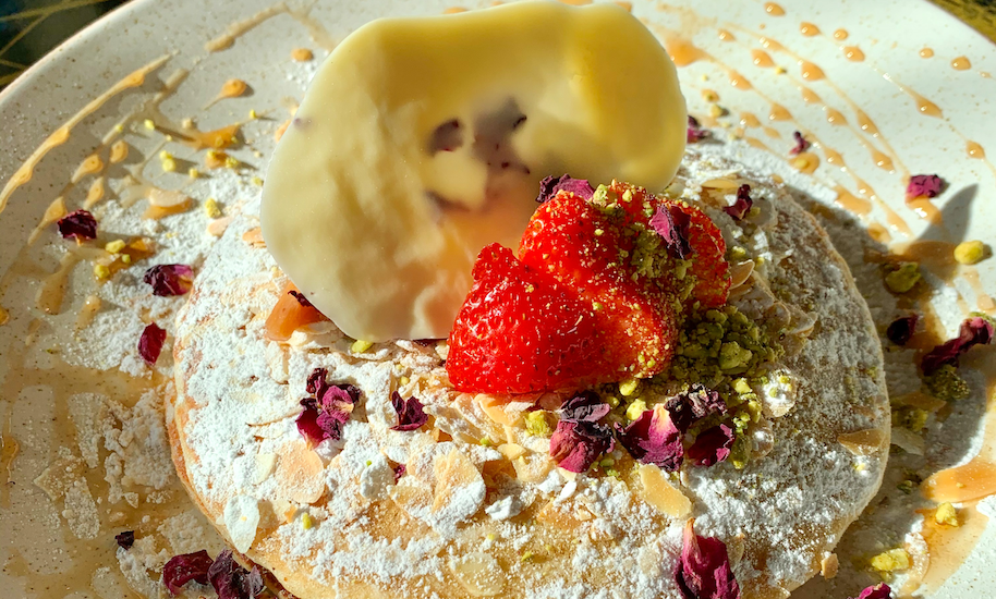 Himmlische Pfannkuchen mit Erdbeeren, Mandelsplittern und Sirup bei Dignita Amsterdam