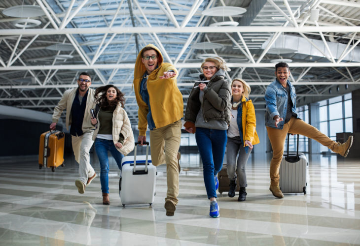 Fröhliche Incentivekunden am Flughafen