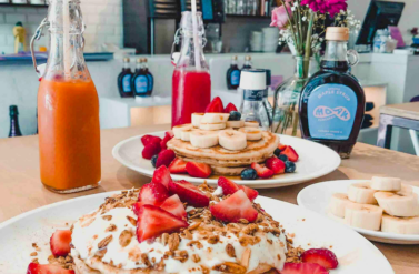 Moak Pfannkuchen mit Erdbeeren und Sirup
