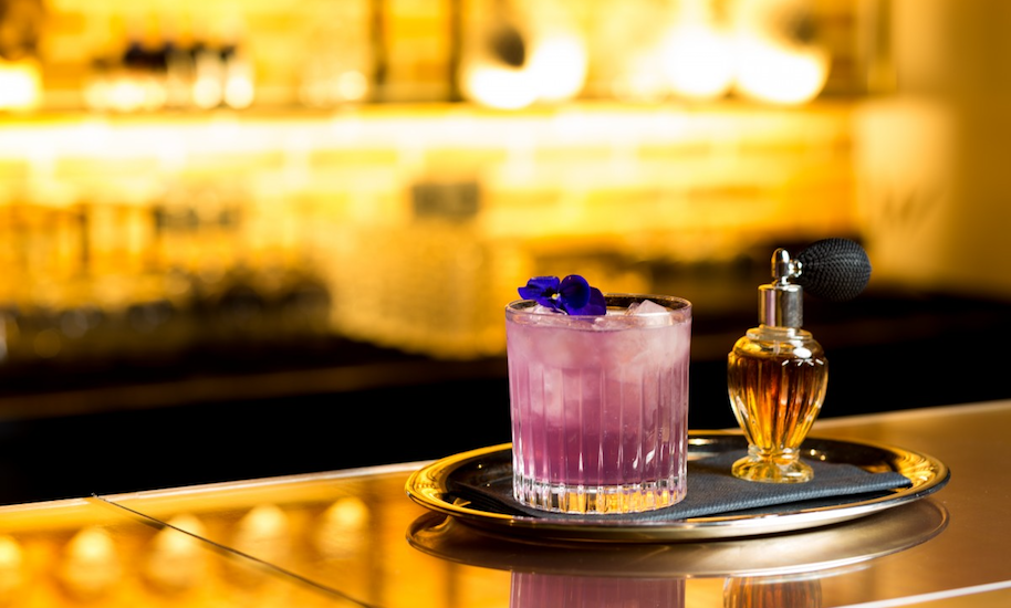 Rosaroter Cocktail serviert auf einen silbernen Tablett in der Cocktailbar The Tailor