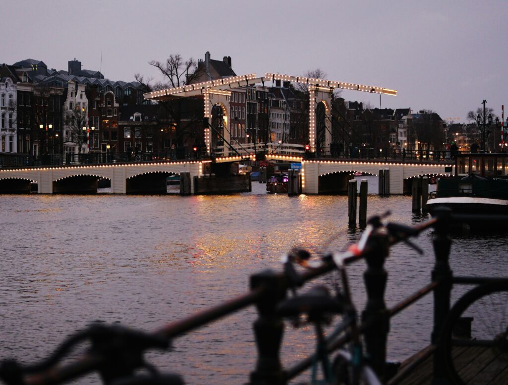 Romantisch: Magere Brug am Abend