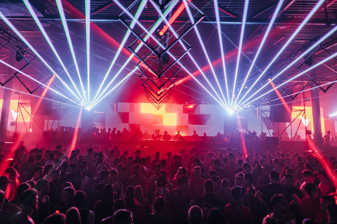 Verknipt Kignsday Festival am Königstag in Amsterdam