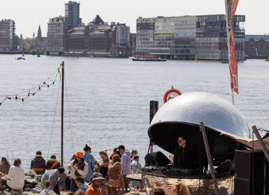 Pllek am Königstag in Amsterdam