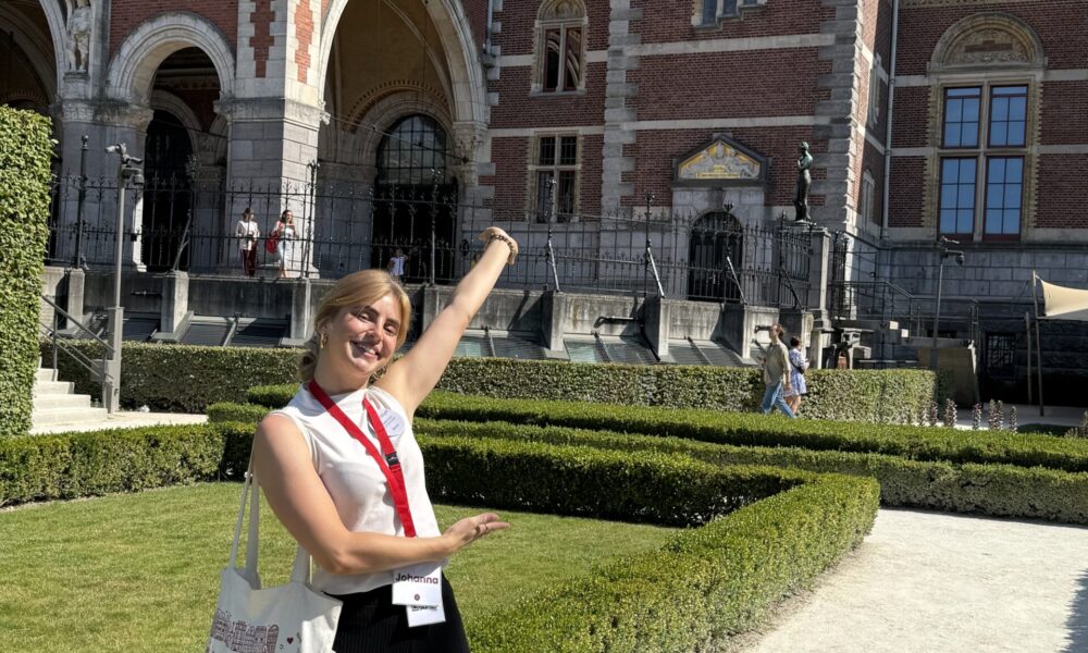 A woman on a city trip to Amsterdam. She is visiting the Rijksmuseum.