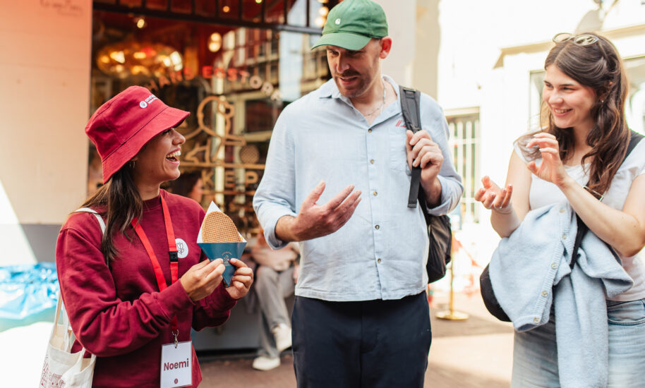Tour guide Neomi and tourists on a city trip