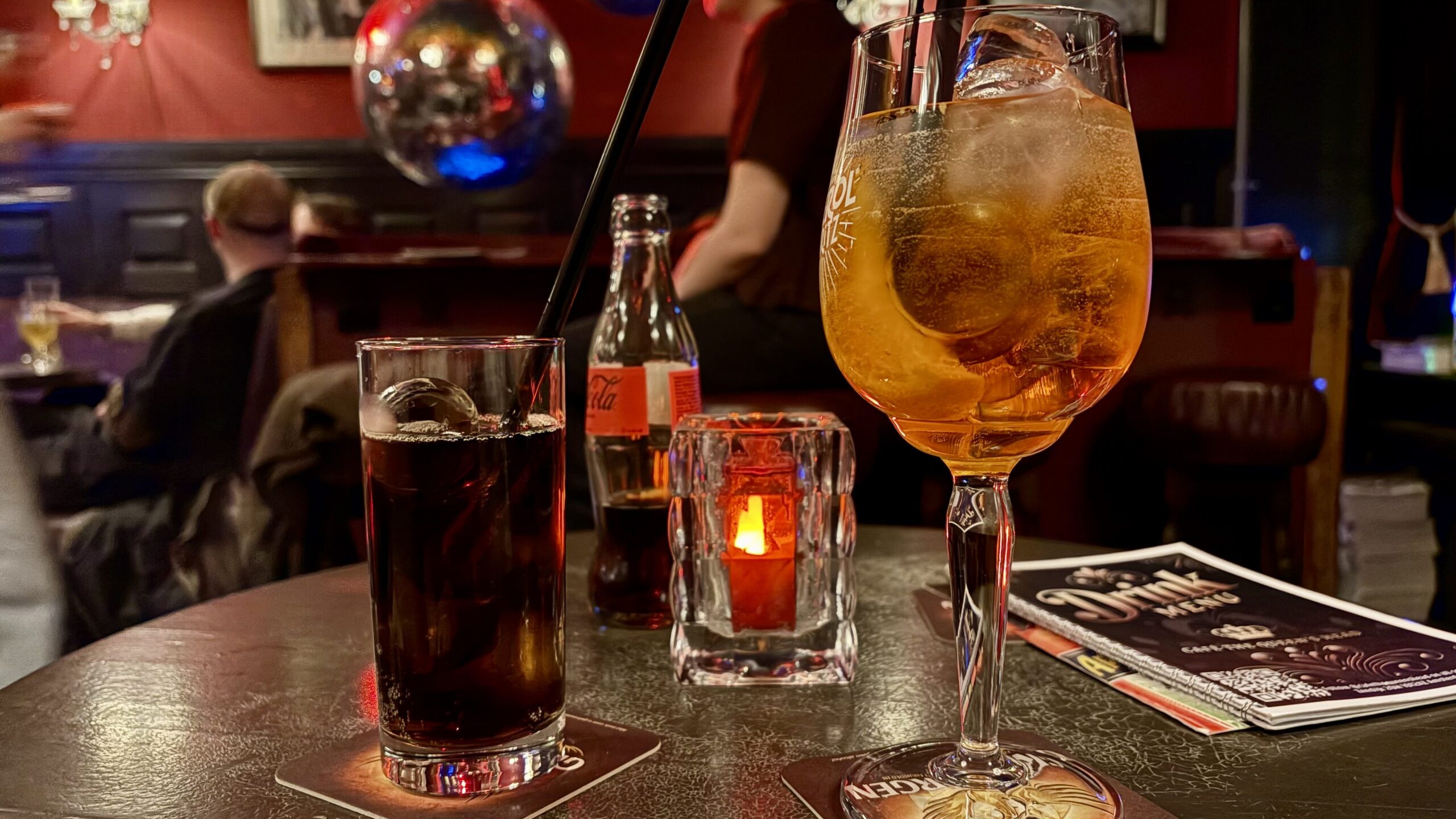 Drinks bei der Dragqueenshow in Amsterdam